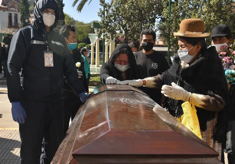 Los servicios funerarios de Cochabamba se hallan al borde del colapso y los cadáveres se acumulan para ser cremados o enterrados por el rápido ascenso de los contagios del nuevo coronavirus en una de las ciudades más castigadas por la pandemia en Bolivia. (ARCHIVO)