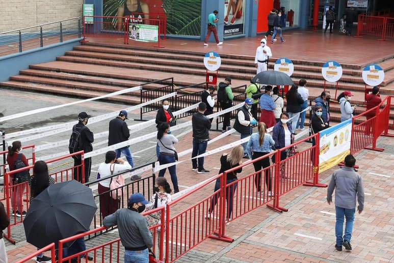 Colombia llegó este jueves al centésimo día de la cuarentena contra la COVID-19 en plena aceleración de la pandemia, que deja más de 100,000 casos confirmados, cerca de 3,500 muertos, millones de empleos perdidos y la economía del país gravemente afectada. (EFE)