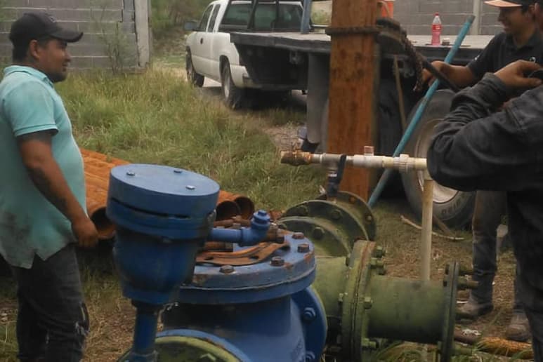 El desabasto de agua potable en siete colonias de Castaños se está solucionando con pipas, informó el alcalde de Castaños, Enrique Soto Ojeda, quien afirmó que la falla del pozo dañado deberá quedar reparada hoy mismo. (SERGIO A. RODRÍGUEZ)