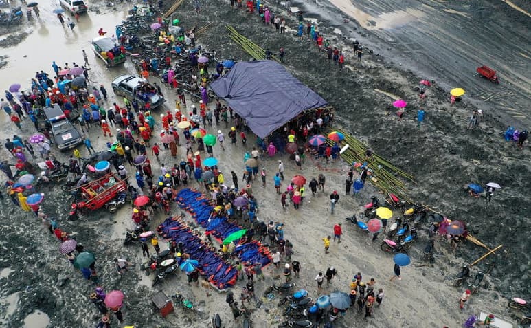 La tragedia tuvo lugar cuando una avalancha sepultó a un grupo de mineros. (EFE)