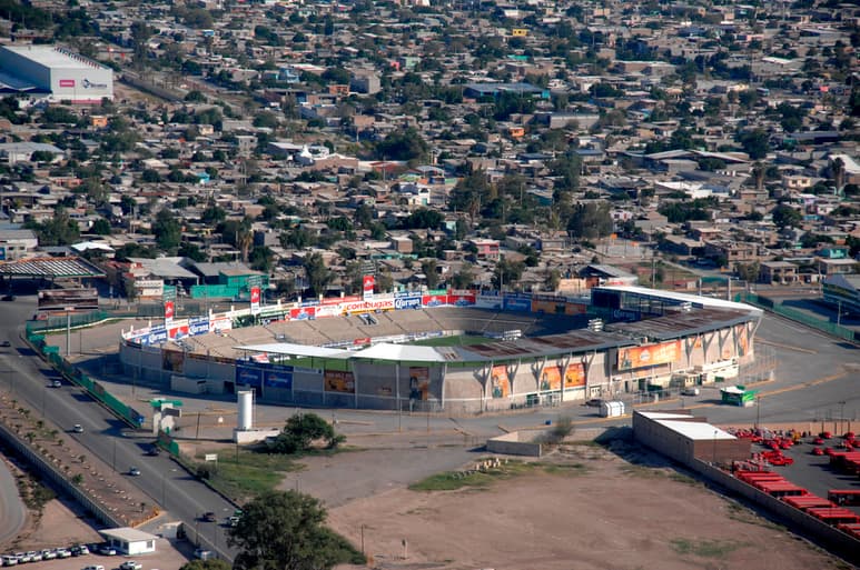 Enclavado en la colonia Las Carolinas, el estadio Corona fue donde nació la pasión santista. (ARCHIVO)