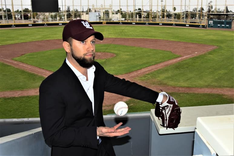 Al igual que miles de aficionados, Guillermo Murra Marroquín se quedó con las ganas de ver volar la pelota de 108 costuras por el estadio de la Revolución, pero el directivo de los Algodoneros del Unión Laguna, aseguró que la espera valdrá mucho la pena. (Jesús Galindo López)