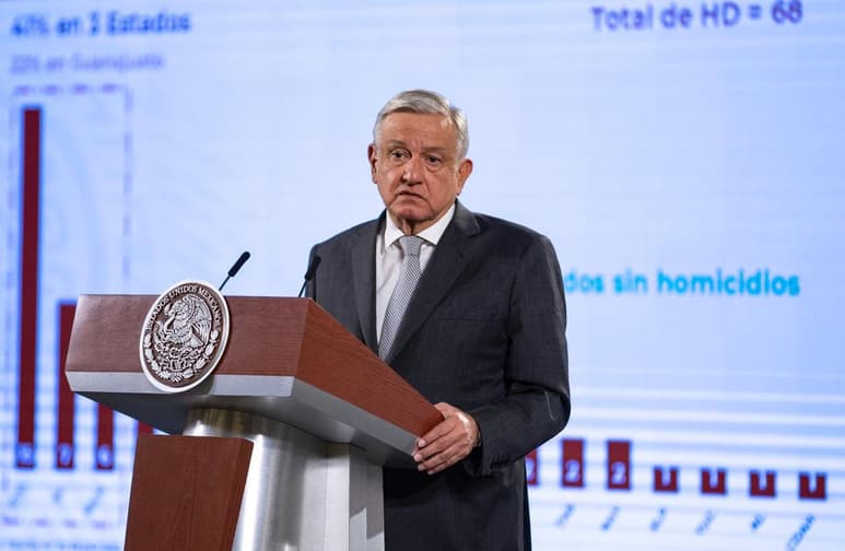 El Jefe del Ejecutivo solicitó que se transparente si sus clientes son personas físicas o morales, ciudadanos o empresarios, corporaciones, partidos políticos para saber quién compra los servicios en la red social del pajarito azul.
(EL UNIVERSAL)