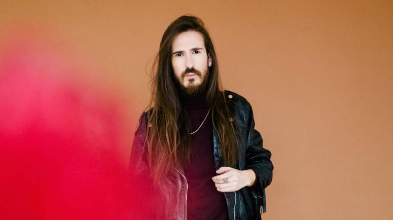 Además de por su larga melena y ese modo entre suave y reflexivo que tiene al hablar, al músico catalán Carlos Sadness hay más motivos para bautizarlo “Tropical Jesus”. Ese es el título de su cuarto álbum de estudio, que trae lleno de atmósferas y mensajes para el buen rollo. (ESPECIAL)
