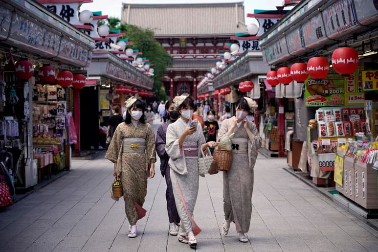Por segundo día consecutivo, Tokio superó hoy el centenar casos de COVID-19 al registrar una cifra de 124. (ARCHIVO)