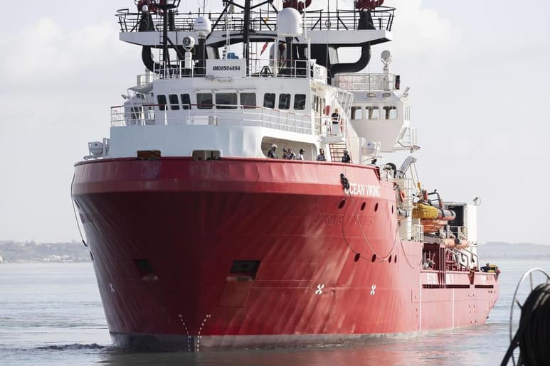 Un barco de ayuda que lleva a migrantes rescatados en alta mar declaró el viernes un estado de emergencia a bordo en el Mediterráneo, luego de que seis de ellos trataron de suicidarse. (ARCHIVO)