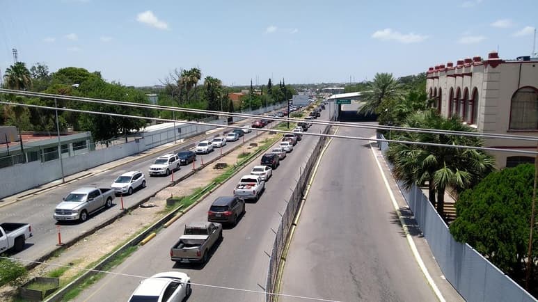 La implementación de los cuestionarios relacionados con la salud de los visitantes, está generando largas filas de vehiculos, particularmente por el Puente Internacional número II. (EL SIGLO COAHUILA)