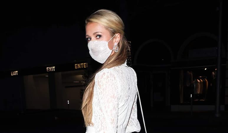 Paris Hilton y su novio desafiaron a la pandemia del coronavirus para salir a cenar con sus amigos a un restaurante en West Hollywood, no sin antes portar un brillante cubrebocas de diamantes. (ESPECIAL)