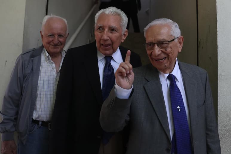 Uno de los generales (centro) retirados del Ejército de El Salvador, acusado por la masacre de unos 1,000 campesinos en El Mozote (noreste) en 1981, falleció recientemente, según trascendió este viernes en una audiencia del proceso penal por crímenes de guerra y lesa humanidad. (ARCHIVO)