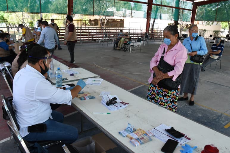 Ayer comenzó la entrega de la pensión a los adultos mayores de La Laguna de Coahuila, que cobran por medio de una orden de pago.