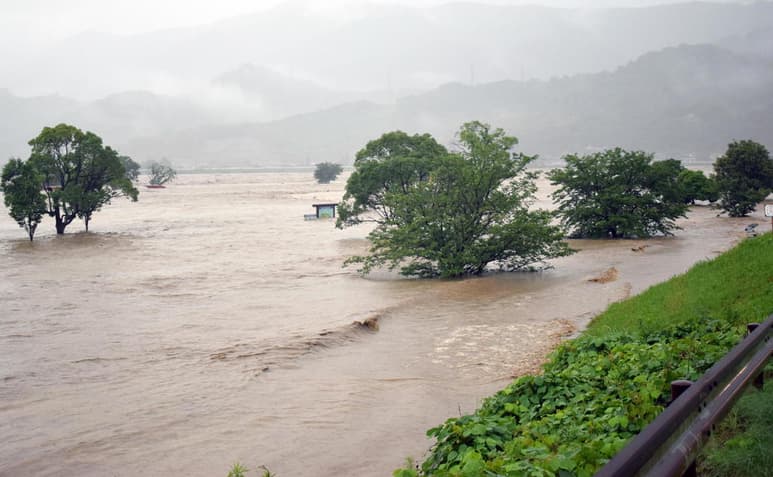 Las lluvias, que llegaron a caer con una intensidad de 100 milímetros por hora, estaban afectado a las prefecturas de Kumamoto y Kagoshima, donde las autoridades han pedido la evacuación de unos 200,000 residentes.
(EFE)