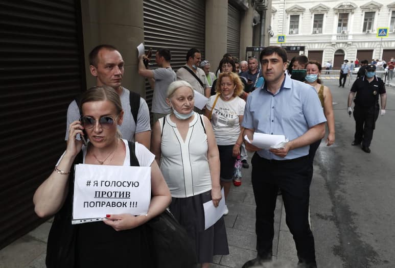 'Durante la última jornada en Rusia se detectaron 6,632 nuevos casos de COVID-19 en 84 regiones, de los cuales 1,960 (29.6 %) son asintomáticos', informaron las autoridades sanitarias.
(EFE)