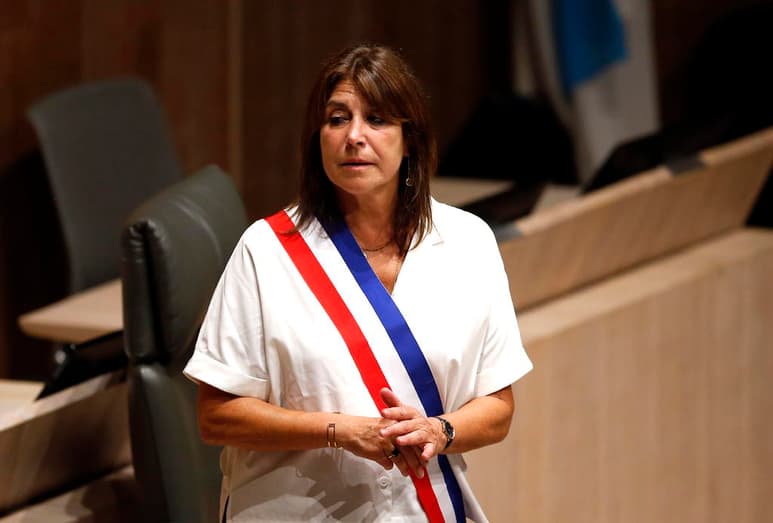 Rubirola, de 63 años, logra arrebatar la ciudad a los conservadores que llevaban un cuarto de siglo en el poder al conseguir una amplia victoria en las municipales de la semana pasada, aunque esta resultó insuficiente para ser elegida únicamente con el apoyo de los concejales de su formación.
(EFE)