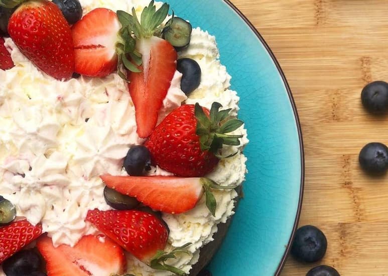 El Victoria sponge cake es el pastel más más tradicional, clásico y popular de Inglaterra. Su nombre se originó en el siglo XIX, se debe a que este era el postre favorito de la Reina Victoria para disfrutar sus tardes de té. (ESPECIAL/INSTAGRAM:anniespantry)