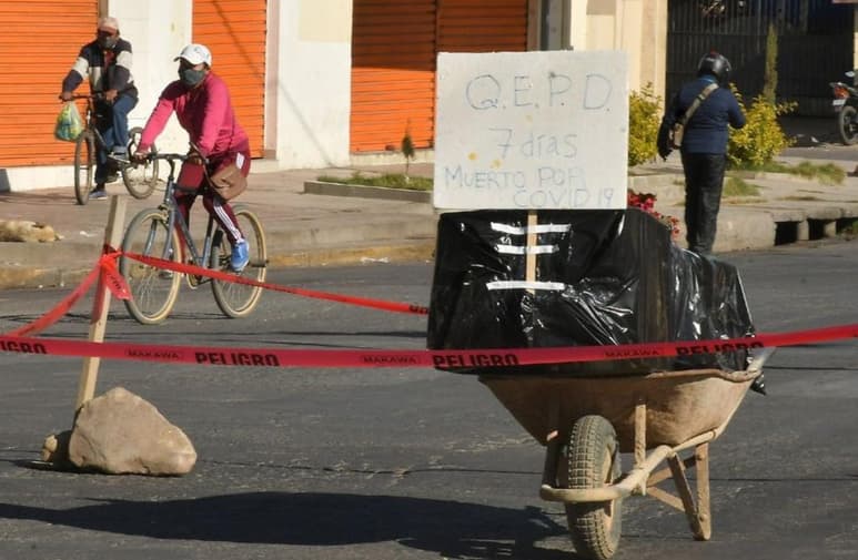 Los familiares del occiso dijeron a medios locales bolivianos, que les es imposible mantener el cuerpo por más días en su hogar por miedo a un posible contagio por COVID-19 (ESPECIAL)