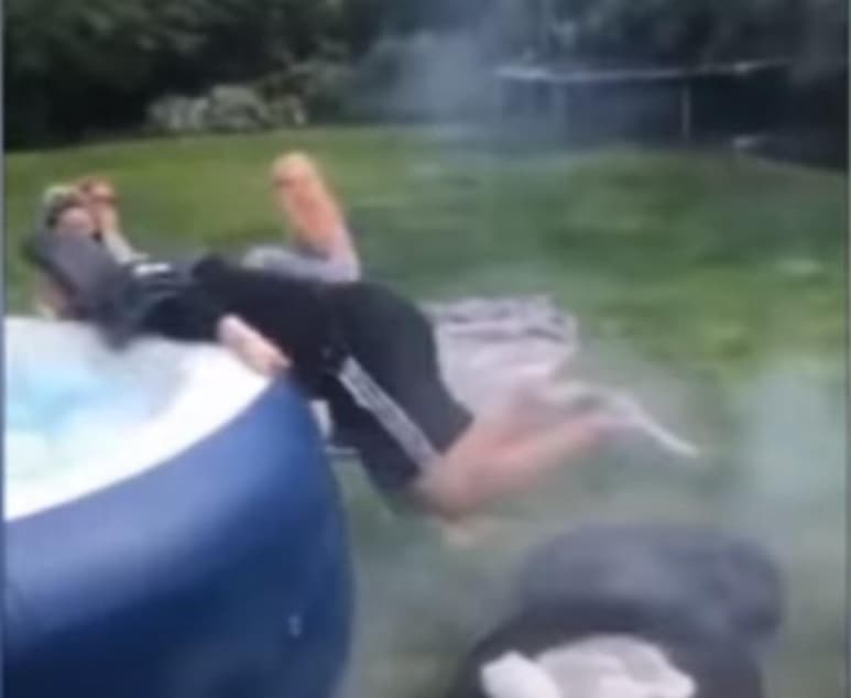 Mientras la familia disfrutaba de una tarde en la alberca en casa, Wendy tomó una silla explosiva y la colocó en el lugar de su esposo para que explotara con él sentado en ella. (YOUTUBE)