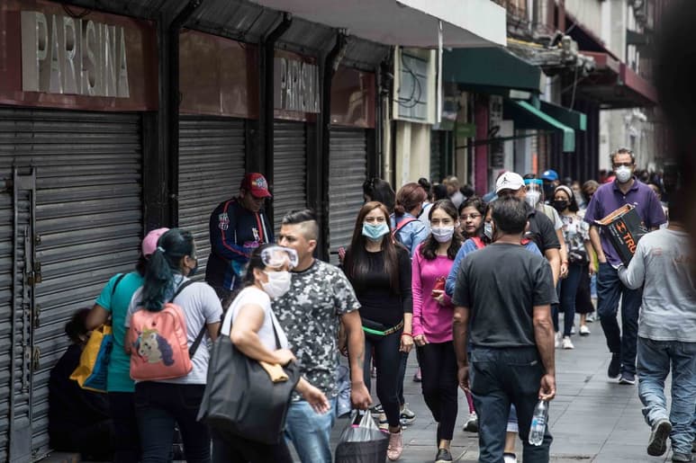 Pese a la restricciones de la Ciudad de México, cientos de miles de personas abarrotaron el Centro. (AGENCIAS)