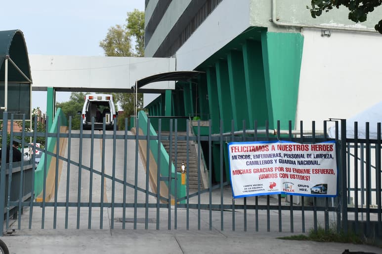El coronavirus tomó por asalto a la Clínica 18 del IMSS. El espacio para atender a pacientes COVID se fue ampliando con el paso de las semanas hasta ocupar las dos alas del edificio. Los trabajadores aseguran que la institución no los protege ni los cuida de un posible contagio.