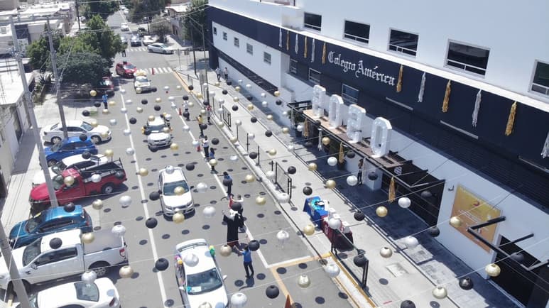 Celebración. Alumnos del Colegio América tuvieron una emocionante graduación en formato drive-thru.