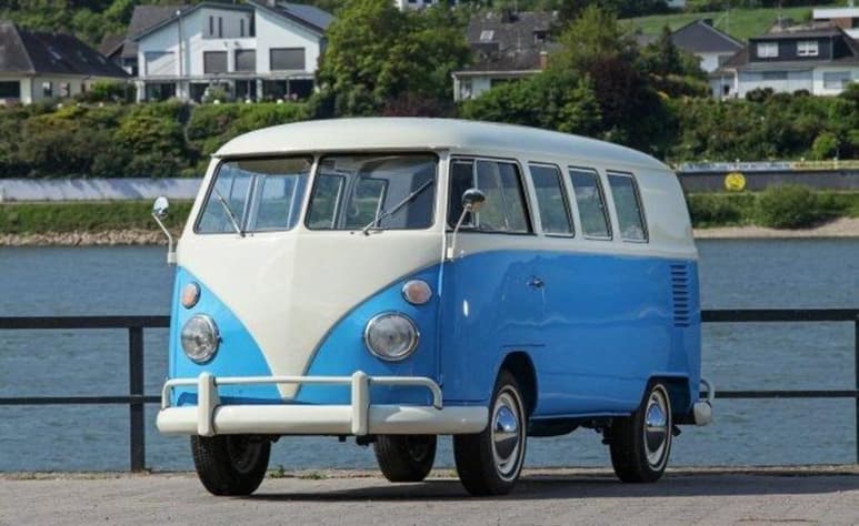 Volkswagen es una de las marcas que más tiempo llevan en la industria automotriz, y durante su paso han tenido creaciones más que únicas que se han convertido en piezas de colección, como lo es esta extraña Combi de 23 ventanas que saldrá a subasta. (ESPECIAL)