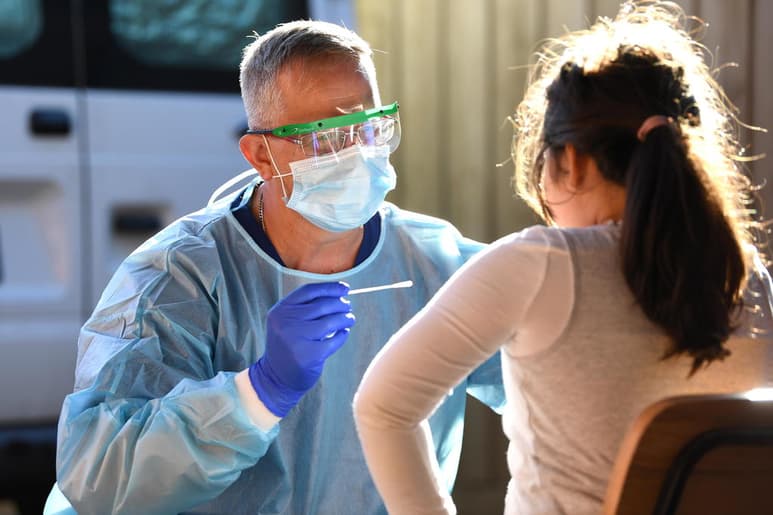 Una revisión de estudios científicos publicada por la revista British Medical Journal (BMJ) alerta de 'graves debilidades' en las evidencias clínicas sobre la fiabilidad de los test de anticuerpos que se utilizan para detectar personas que han estado infectadas por el coronavirus SARS-CoV-2. (ARCHIVO)
