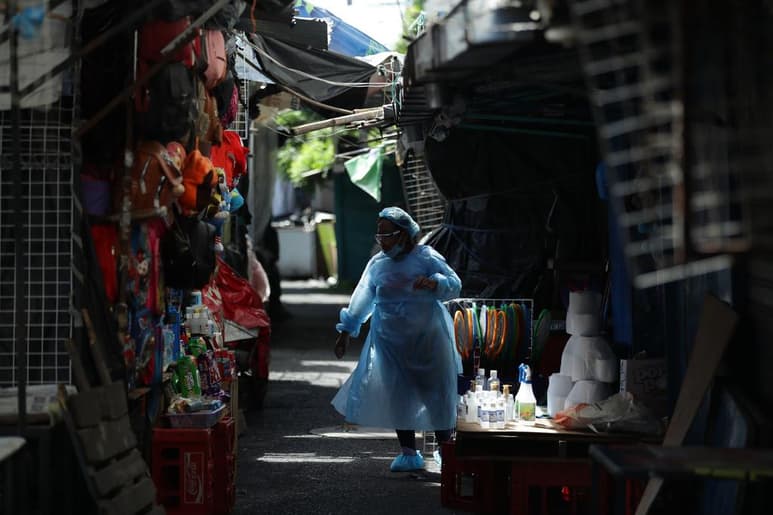 Debido al incremento acelerado de contagios y fallecidos por el nuevo coronavirus, El Salvador anunció el domingo que retrasa por 15 días —hasta el 4 de agosto— el levantamiento de la segunda fase de restricciones impuestas a las operaciones comerciales para contener la pandemia. (ARCHIVO)