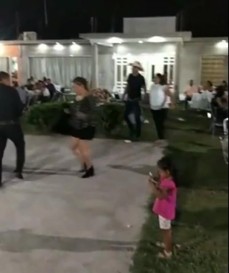 Ignorando la pandemia del COVID-19, el director de Servicios Públicos Municipales de Matamoros, Hugo César Sánchez Pérez, subió un video de la fiesta con música en vivo en la que se encontraba la noche del sábado, con muchas personas, niños incluidos, sin cubrebocas y sin respetar la distancia social. (ESPECIAL)