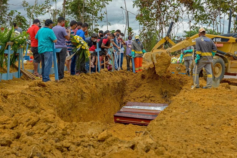 Brasil registra un total de 64,867 muertes causadas por el nuevo coronavirus y más de 1.6 millones de contagios. (EFE)