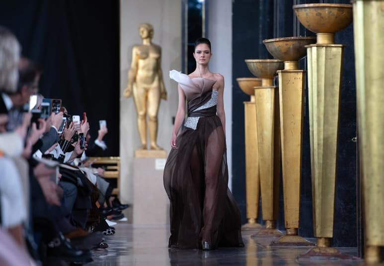 A estas alturas del año, las altas esferas de la industria de la moda deberían estar en París siguiendo los desfiles de la Semana de la Moda y discutiendo desde las codiciadas primeras y segundas filas de la pasarela, un hábito interrumpido por el coronavirus, que ha obligado a recurrir íntegramente a internet. (ARCHIVO)