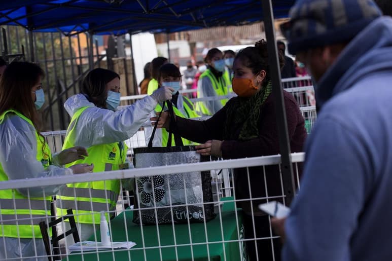 El Gobierno de Chile reconoció que existe un importante desfase entre los 6,384 fallecidos por COVID-19 inscritos en el Registro Civil e informados este lunes a la ciudadanía y los 7,057 decesos contabilizados en un reciente estudio por el departamento estadístico del Ministerio de Salud. (ARCHIVO)