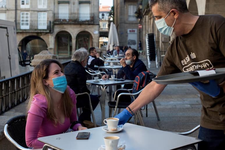 España inició la semana con el retorno de los confinamientos en dos comarcas que suman cerca de 300,000 habitantes en las regiones de Cataluña y Galicia (nordeste y noroeste), debido a rebrotes de coronavirus. (ARCHIVO)