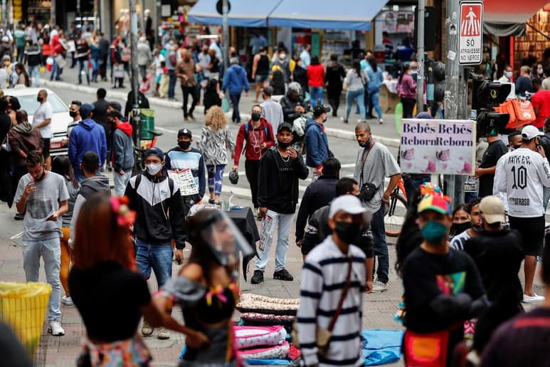 Sao Paulo, la ciudad más populosa de Brasil y la más azotada por la pandemia del coronavirus, dio este lunes un paso más en su plan de desescalada y reabrió sus bares, restaurantes y salones de belleza. (ARCHIVO)