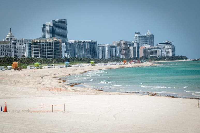 Las autoridades del mayor condado de Florida ordenaron el lunes cerrar de nuevo restaurantes y gimnasios ante un incremento de casos confirmados de coronavirus y hospitalizaciones. (ARCHIVO)