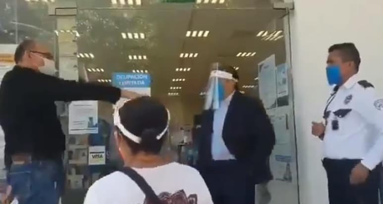 En el video el hombre asegura que el termómetro 'mata las neuronas' (CAPTURA)