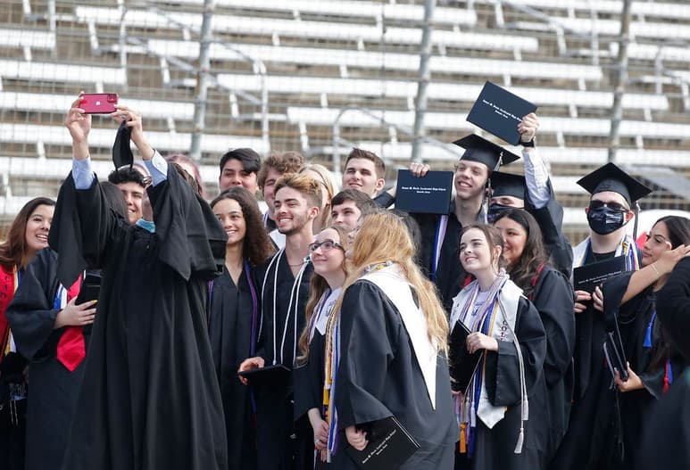 Los estudiantes extranjeros serán obligados a irse de Estados Unidos o a cambiarse de universidad si sus escuelas ofrecen clases totalmente en línea este semestre, según nuevas directrices emitidas el lunes por autoridades federales de inmigración. (ARCHIVO)