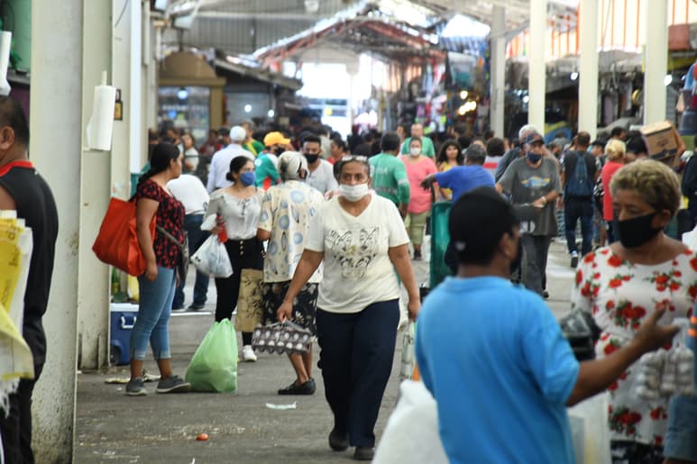 Usuarios del Mercado Alianza de Torreón siguen omitiendo las medidas sanitarias elementales. (FERNANDO COMPEÁN)