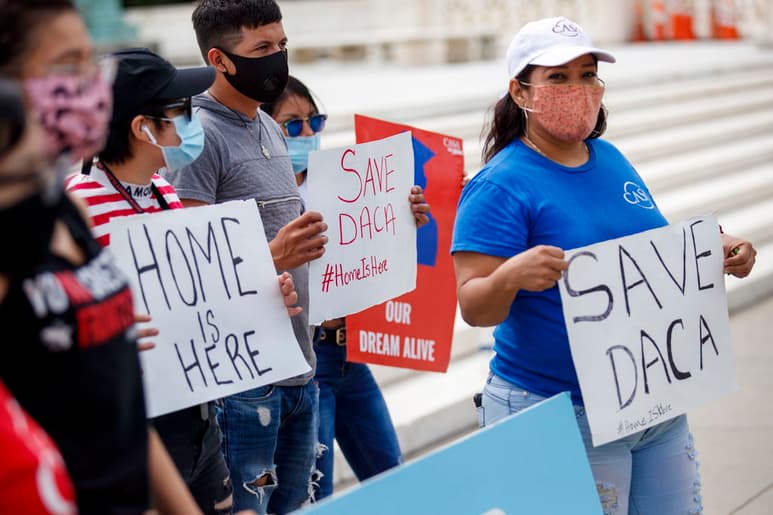 Trump presentará en los próximos días la documentación necesaria para poder suspender este programa de amparo migratorio. (EFE)