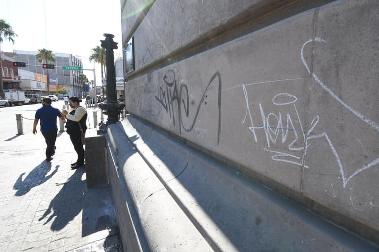 El emblemático edificio del Banco de La Laguna y que se encuentra sobre la avenida Juárez y calle Cepeda, es uno de los más dañados por el grafiti.