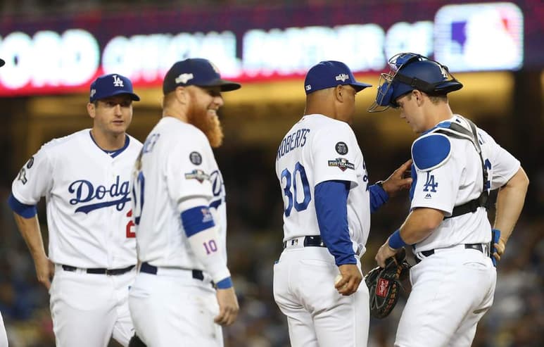 Jugadores de los Dodgers de Los Ángeles durante la práctica de ayer del equipo. Su lanzador David Price no debutará con el equipo ya que decidió no jugar la campaña debido a la pandemia. (Archivo)