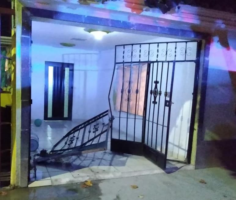 Según los primeros reportes de las autoridades presentes, el conductor de una camioneta Chevrolet Blazer, color verde, se impactó de manera intencional en la finca, para posteriormente retirarse con rumbo desconocido.
(EL SIGLO DE TORREÓN)