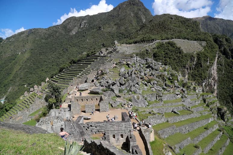 Machu Picchu, en el sur de Perú, disminuirá su aforo de los últimos años a menos de la mitad, tras haber establecido el Gobierno peruano en 2,244 el tope de visitantes diarios. (ARCHIVO)