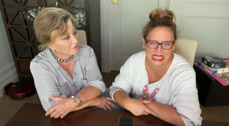 Angélica Vale y Angélica María, hicieron una transmisión en el canal de Youtube de quien fuera protagonista de la telenovela La fea más bella (Remake de Yo soy Betty, la fea). (ESPECIAL)