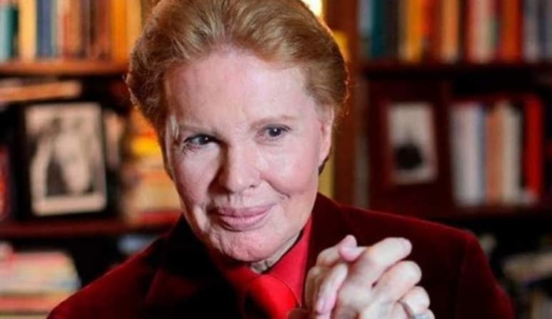 El famoso astrólogo puertorriqueño Walter Mercado (1932-2019) fue durante décadas una luz para los latinos en Estados Unidos, una vida irrepetible que queda retratada en el documental Mucho Mucho Amor que se estrena mañana en la plataforma Netflix. (ESPECIAL)