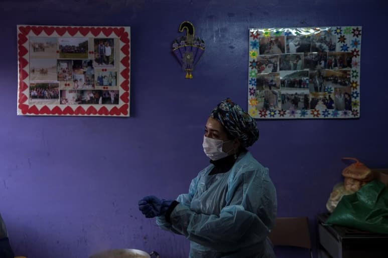 Chile superó el martes los 300,000 contagios y se ubicó en el sexto lugar del mundo con más infectados por millón de habitantes, pero mantiene una disminución en torno del 20% en los nuevos casos diarios. (ARCHIVO)