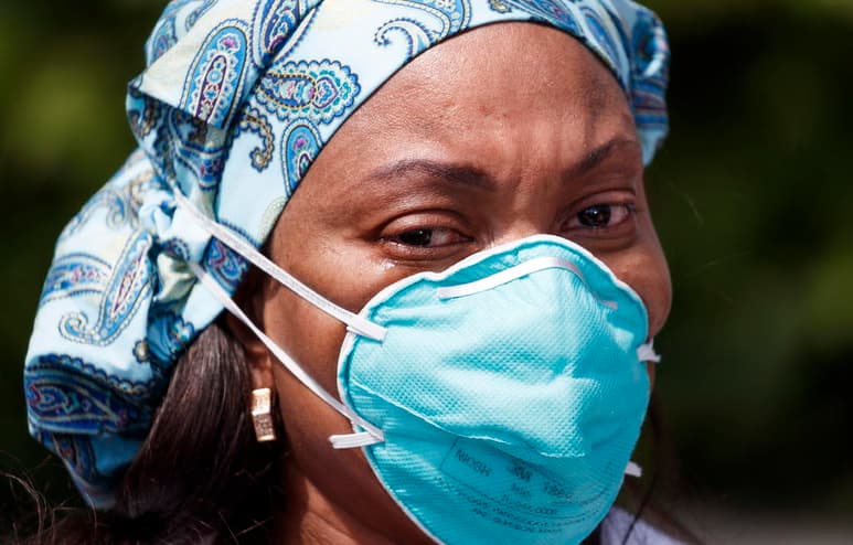 El equipo para protección personal que era escaso en las primeras semanas de la crisis del COVID-19 en Estados Unidos vuelve a serlo ahora que se acelera nuevamente el contagio y aumenta el número de enfermos hospitalizados. (ARCHIVO) 