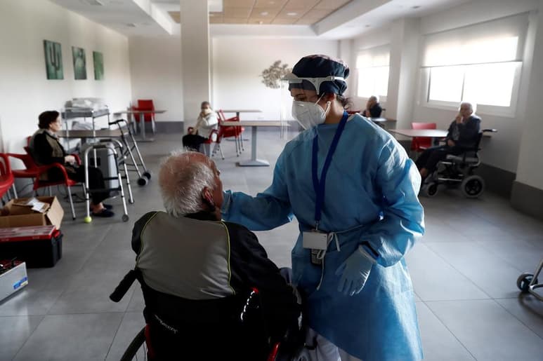 Las autoridades nacionales y regionales españolas continúan luchando este martes para contener los nuevos brotes de coronavirus en distintos puntos del país. (ARCHIVO) 