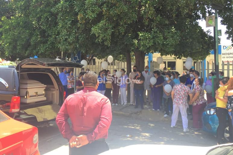 Doctores, enfermeras y personal administrativo del Hospital General de Gómez Palacio, dieron el último adiós a su compañero y amigo, al médico anestesiólogo Sergio Alberto. (GUADALUPE MIRANDA)