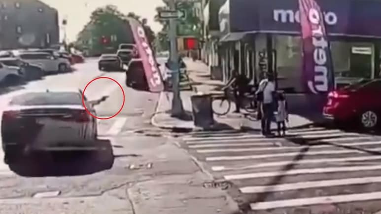 De acuerdo a informes oficiales, la menor que en el video aparece corriendo después de que su padre fuera atacado, resultó ilesa (CAPTURA)