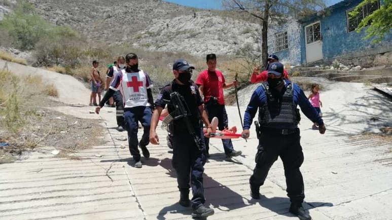 Una de las mujeres fue llevada en una camilla a la ambulancia, ya que se encontraba lesionada. (EL SIGLO DE TORREÓN)