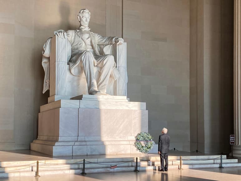 Esta mañana, como primer acto, el mandatario colocó una ofrenda ante el monumento a Abraham Lincoln y luego en el monumento al Benemérito de las Américas, Benito Juárez.
(TWITTER)